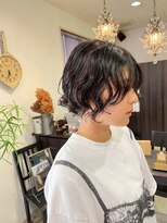 シー 岡崎(,SHE)&nbsp;束感×艶感が映える大人ショート暗髪スタイル