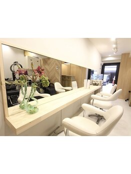 少人数の落ち着いた雰囲気の空間が魅力♪日常を忘れてゆったりとくつろげる癒しのサロンタイムをご提供！