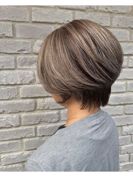 リビング(LiVing) 白髪を生かしてハイライトを作ってます