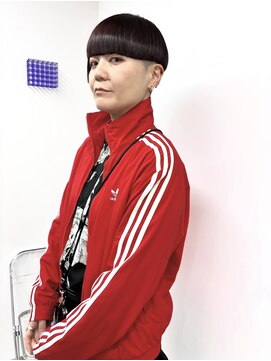 イラカ(elaka) ボルドーカラー×刈り上げマッシュ