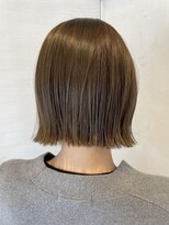 アフティ(afumty)&nbsp;首元が綺麗に見えるコンパクトなシルエット