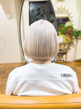 オブヘアーギンザ(Of HAIR GINZA) ホワイトカラー×ぱつっとボブ