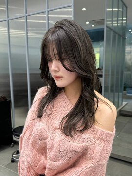 ガリカ 大名(Gallica) 軽やか毛流れレイヤーカットに落ち着きのあるオリーブカラー