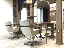 リアンヘアー フラット(Lien hair flat)の雰囲気（清潔感と落ち着きのあるビンテージ風の店内でリラックス♪）