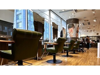 グレイシー 川口店(GRACY)の写真/【川口駅から徒歩1分】ベテランstylist多数！少人数かつ広々とした店内で髪やスタイルの相談もしやすい◎