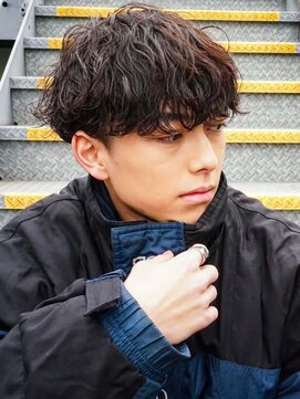 ウェイビーエフティフィフス 横浜西口(WAVEY ft.fifth) スパイラルパーマ波巻きマッシュセンターパート無造作ツイスト