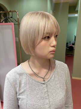 エマ(emma) ぱっつんbob×ホワイト×ミルクティーベージュ