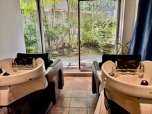 バーバーショップ テト キタヤマ(barber shop tete kitayama)の雰囲気(シャンプーブースから見えるお庭でよりリラックス。)