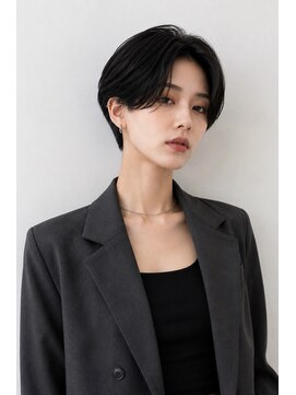 エマ(emma) 大人ハンサムショート×センターパート|暗髪ショートで上品に