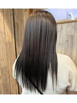 モアナ(MOANA) 艶髪ストレートヘアとグレイカラー