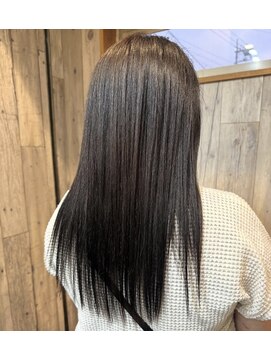 モアナ(MOANA) 艶髪ストレートヘアとグレイカラー