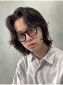 柔らかな動きで垢抜けるセンターパートルーズシャドウパーマ緩め