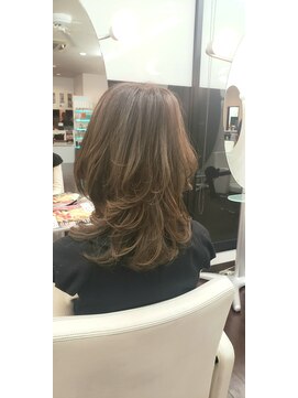 スティーナ(SUTEANA) ふんわりくびれヘア