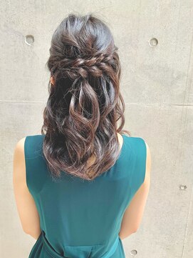 ディア(.eer) 飾りがなくても可愛い! // ハーフアップ × ねじり編み込み