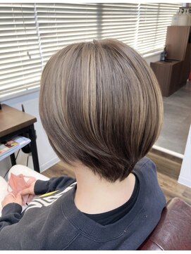 ベッカ(Becca) ハイライトショート