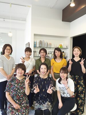 スタッフは気さくでエネルギッシュ♪同性代だからわかる！大人女性が抱える髪のお悩みお任せ下さい！