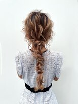 アイユー(ii+U)&nbsp;華やかパーティーヘア　編みおろしアレンジ　ベージュカラー
