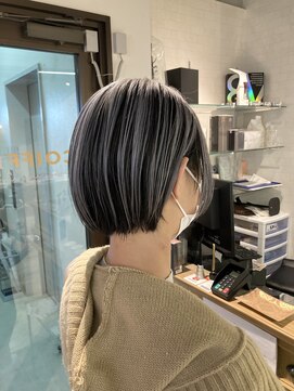 コワファーストナガサキシャンプーボーイ(COIFF1RST NAGASAKI SHAMPOO BOY) ブリーチ2回 アウターシルバー