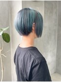 個性的スタイル　前下がりショート　ハイライト　シルバーカラー