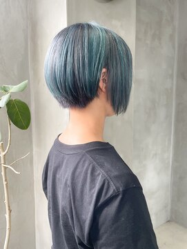 テトヘアー(teto hair) 個性的スタイル　前下がりショート　ハイライト　シルバーカラー