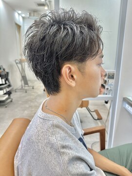 ロミーオム 本厚木(ROMMY. Homme) ツーブロック刈り上げアップバングショートパーマ風メンズヘア