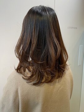 クィーンズガーデンバイケーツーギンザ(QUEEN’S GARDEN by K two GINZA) ミディアムレイヤーカット*白髪染め*グレイヘア*30代40代50代