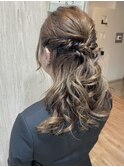 動きのあるハーフアップデザイン！