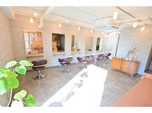 ソレル 用賀(sorel)の雰囲気(光の入る明るいサロンです。座り心地を重視したチェアです。)