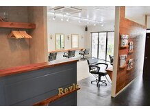 レヴィーヘアー(Revie hair)の雰囲気（開放感のある店内で、ゆったりとした時間をお過ごしください）