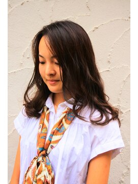 アンプレヴーアジュテ(Impre'vu ajoute) エアリー感のある大人ロング