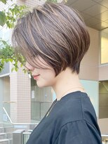 大人可愛い前髪長めの耳掛けショートボブアッシュブラウン小林