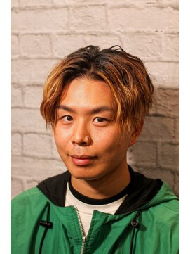 銀座マツナガ 新宿野村ビル店 トレンドをミックス！スキンフェードと波打ちセンターパート