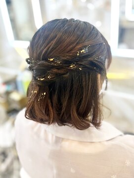 アトリエビューティーアミュ(atelier beauty AmU) 結婚式 お呼ばれ ハーフアップ×金箔