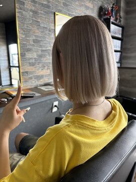 モナ(MONA) 王道金髪ボブ