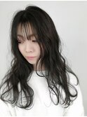 透け感のあるルーズなウェーブの脱力系ロング