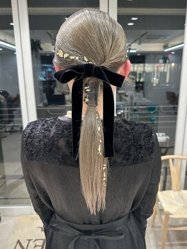 ガーデンヨコハマ(GARDEN YOKOHAMA) ヘアセットアレンジタイトポニー金箔ベロアリボン夏ハイトーン