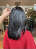 レイヤーカットブルーブラック暗髪カラーレイヤーカット