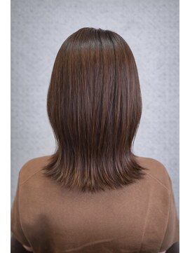 カットワークススリックバイフェローズ(CUT WORKS SLICK by fellows) 外ハネミディ×柔らかブラウンカラー