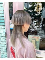 ピエスデシュブー(piece des cheveux) クラゲカット、クラゲウルフカットでホワイトグレージュ