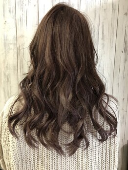 ヘアサロン オスカー(hair salon Oscar)の写真/髪に優しいカラー剤を使用しているからダメージは最小限なのに、艶感×透明感のある上品なカラーに◎