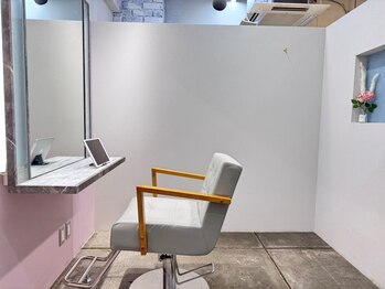 エミリー(Emily)の写真/【完全半個室】周りを気にせず髪のお悩みを相談できるプライベート空間＊自分だけの空間で贅沢なひと時を