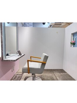 【完全半個室】周りを気にせず髪のお悩みを相談できるプライベート空間＊自分だけの空間で贅沢なひと時を