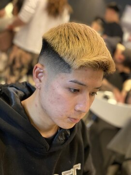 フランクスバーバー アンド ビアークラブ(FRANK'S BARBER and BEER CLUB) フェードスタイル　フェザーアップ