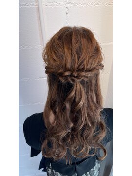 パリスパート2 波ウェーブ 編み込み ゆる巻き ハーフアップ ヘアアレンジ