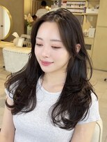 ティア(Tia.)&nbsp;（レイヤーカット/韓国ヘア/かきあげ前髪/小顔/黒髪）