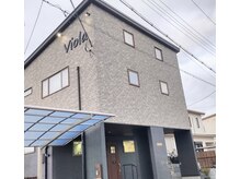 住宅街のほぼ入口で、こちらの建物が見えやすくなってます。