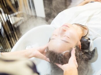 アイシー ヘアーメイク(ic hair make)の写真/美しい艶髪は健やかな頭皮から―。リフトアップ効果も抜群！髪の艶感と潤いもUP！極上の癒しのヘッドスパ♪