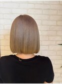 くすみベージュマロンベージュ前下がりボブ