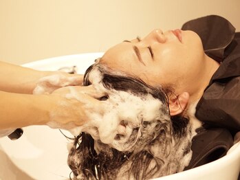 カロ プロデュース バイ ローブ(caro produce by L'aube)の写真/【女性stylist ONLY★コナミ香椎1F】頭皮の状態や髪のお悩みに合わせてご提案◎髪を補修して美しい髪へ♪