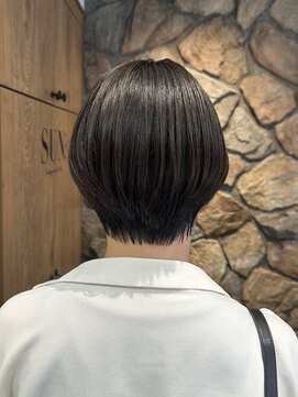 ルイ(ROUIS produced by LUCK 津田沼) ROUIS 津田沼 丸みショート/ツヤ髪スタイル/ダークグレージュ